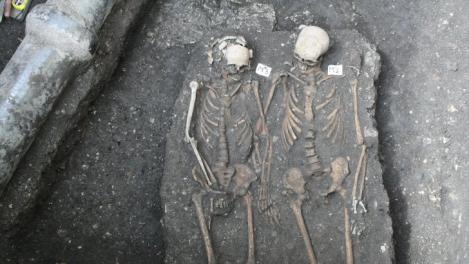 Daily Mail a publicat povestea celor doua schelete care se tineau de mana gasite la Cluj