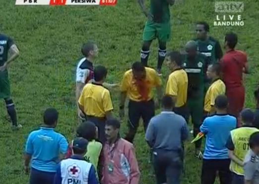 VIDEO: I-a dat de si-a inghitit fluierul! Arbitru din Indonezia, facut KO de un jucator
