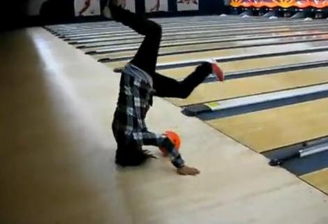 VIDEO: Asta este cea mai tare lovitura! Specialistii bowlingului ar fi invidiosi daca ar vedea faza