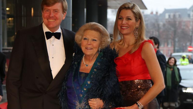 Regina Beatrix preda tronul Printului Willem-Alexander