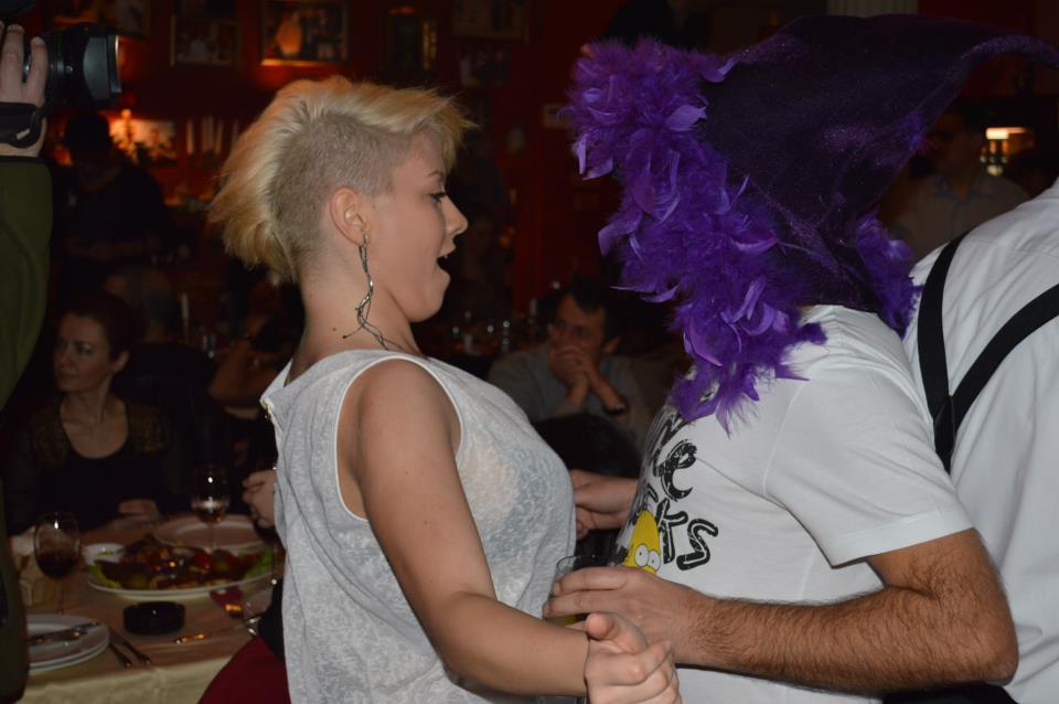 Ii cunosti de undeva! Si pe el si pe ea! Ioana Anuta danseaza cu un barbat misterios!