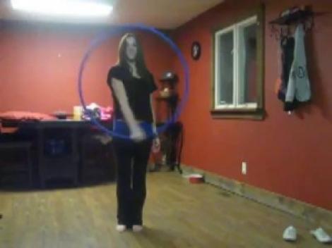 Cea mai sexy dansatoare de hula-hoop