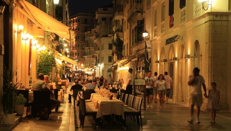 Let’s party! Cinci cluburi din Corfu fac senzatie vara aceasta