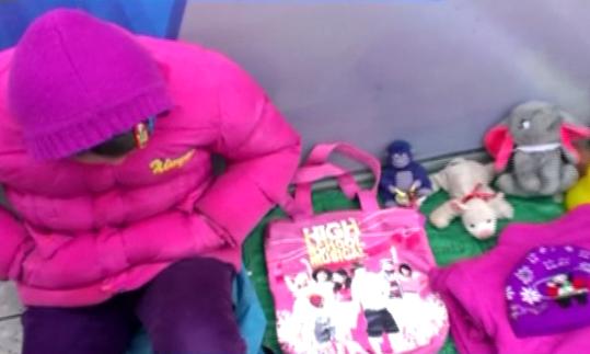 Doi frati emotioneaza o tara intreaga! Saraci si neglijati de parinti, si-au scos jucariile la vanzare, pe strada