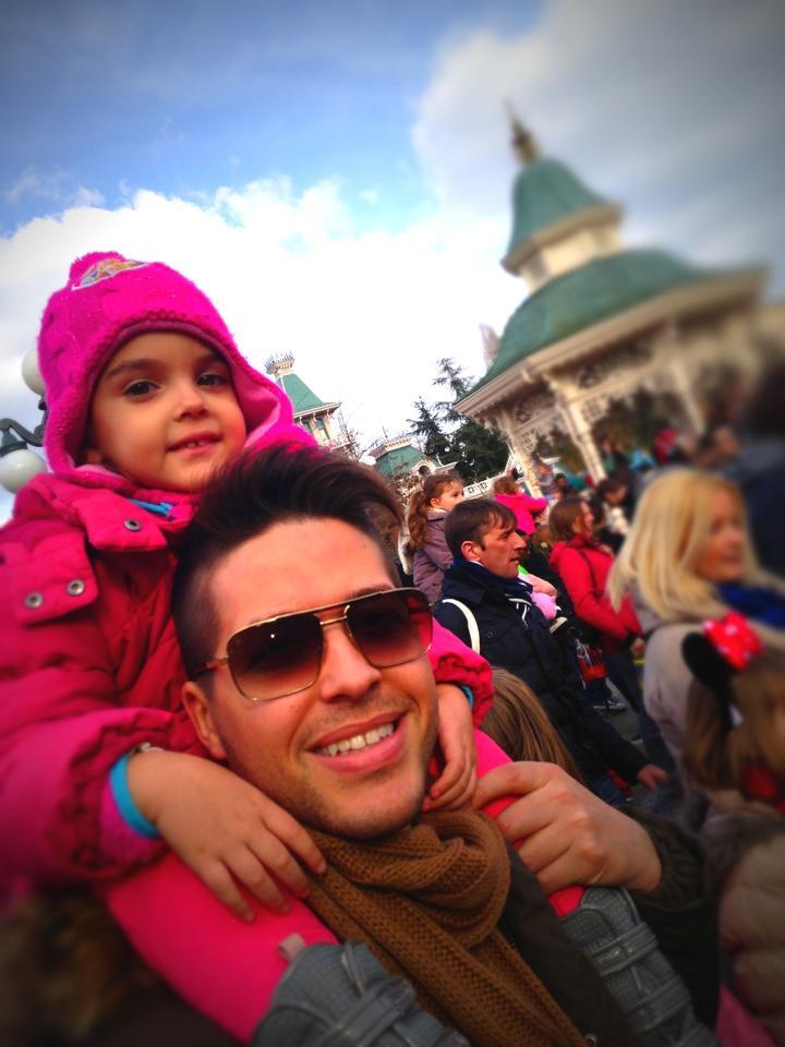 Jorge si-a dus fetita la Disneyland si se lauda cu asta! Are si motive!