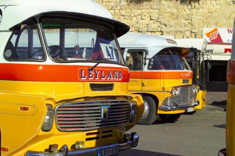 Descopera Malta cu autobuzele colorate!