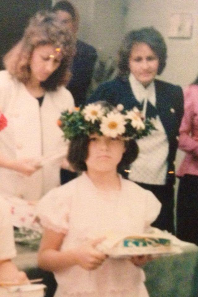 Acum e una dintre cele mai apreciate cantarete din Romania. Atunci era eleva premianta in clasa a treia. O recunosti?