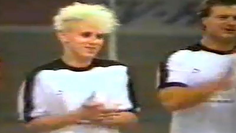 Depeche Mode jucand fotbal: Gore a evoluat fundas, Dave, accidentat, a luat loc pe banca de rezerve