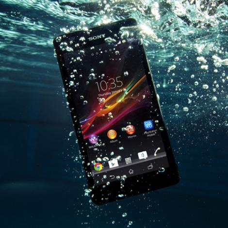 VIDEO: Telefonul care face dus odata cu tine! Sony duce smartphone-ul la un alt nivel: Noul Xperia ZR filmeaza sub apa