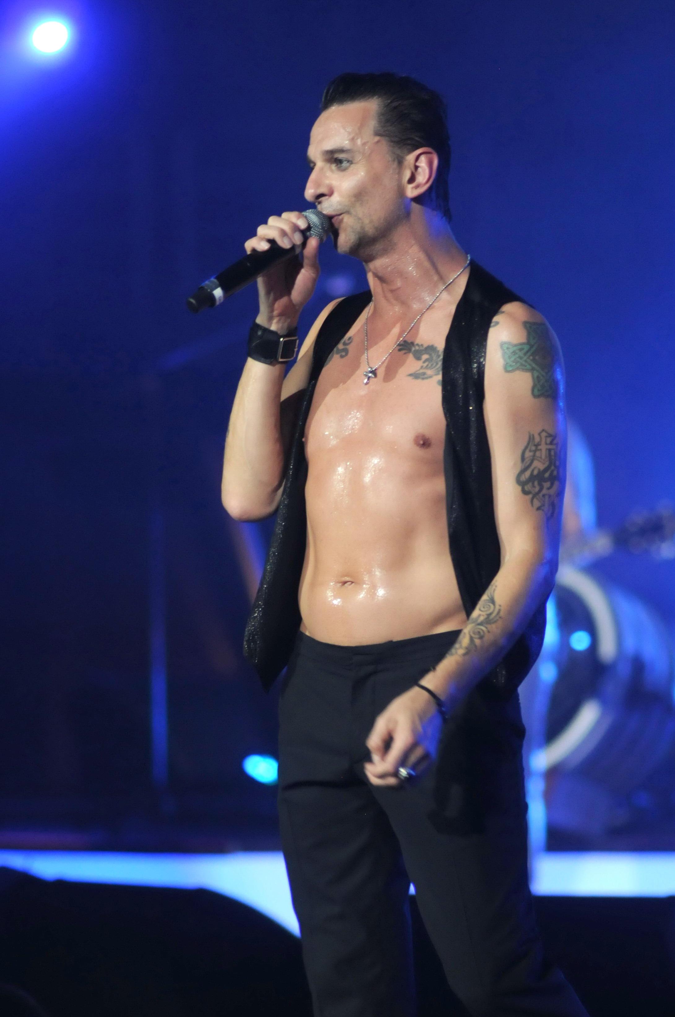 DEPECHE MODE pe Arena Nationala: Dave a ramas la bustul gol!