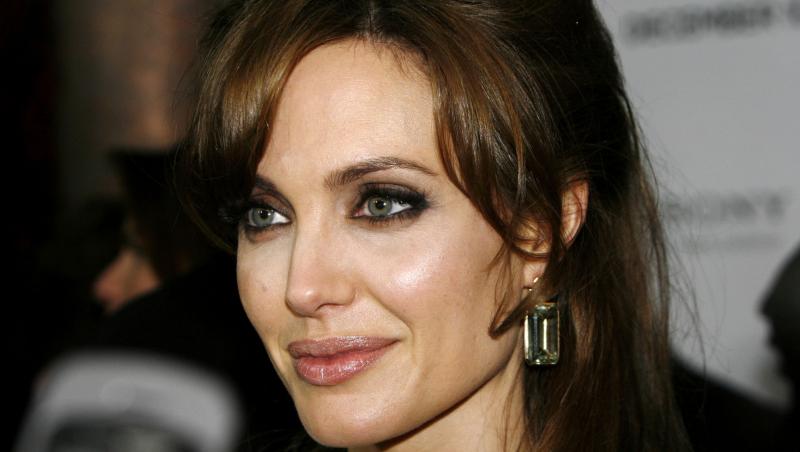 Angelina Jolie se pregateste pentru o noua operatie, cea de indepartare a ovarelor