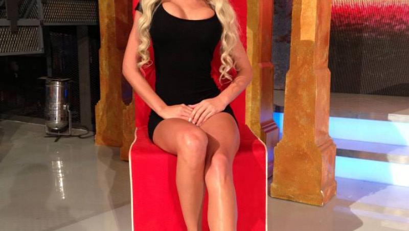 Loredana Chivu (blonda perfecta) si Ana Maria Mocanu (roscata sexy), noile asistente 