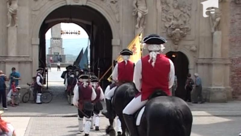 Spectacol la Cetatea Alba Carolina: Sute de turisti au urmarit parada cu torte a soldatilor medievali