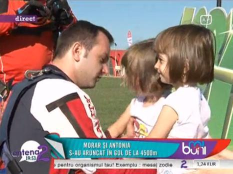 VIDEO INEDIT! Mihai Morar a sarit in gol de la 4500 de metri! Alaturi i-au fost cele doua fiice gemene!