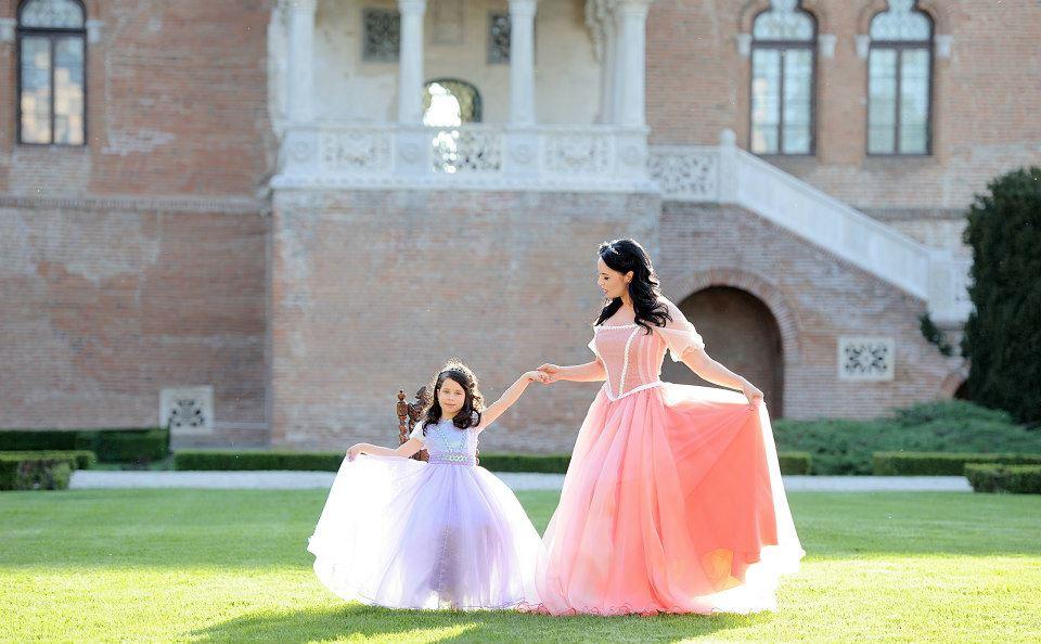 Andreea Marin este regina mama a Violetei, micuta printesa, intr-un cadru de basm la Palatul Mogosoaia