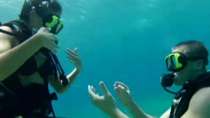 INEDIT! O tanara a fost ceruta casatorie in timp ce facea scufundari in ocean
