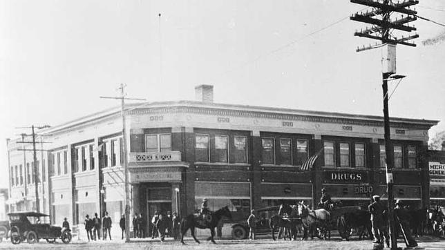 Cum sa-ti faci o banca din caramizi trimise prin posta! 80.000 de bucati!!!