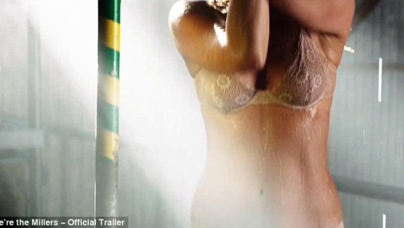 Jennifer Aniston, scene fierbinti de striptease in noul film (VIDEO)