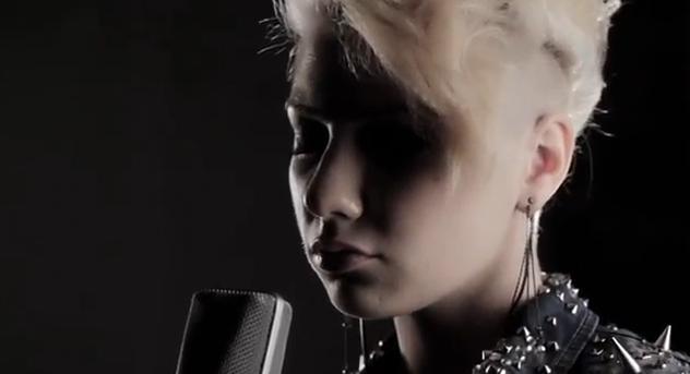 Indrazneata: Jo a facut un cover dupa melodia Rihannei - "Stay"