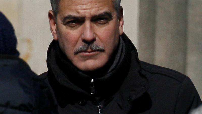 George Clooney si-a lasat mustata!