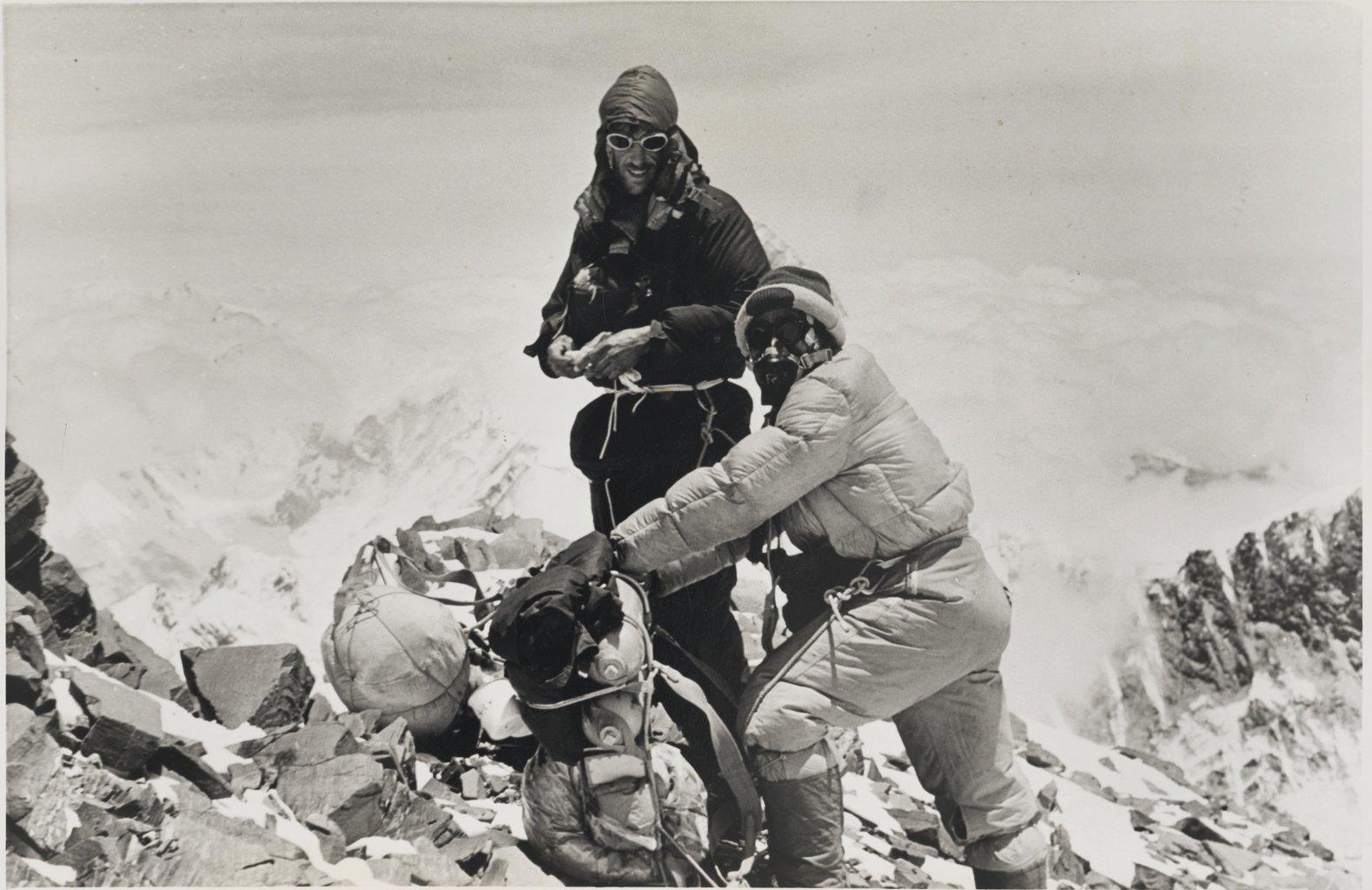 Edmund Hillary, SIR-ul, Tenzing Norgay, Mana Dreapta