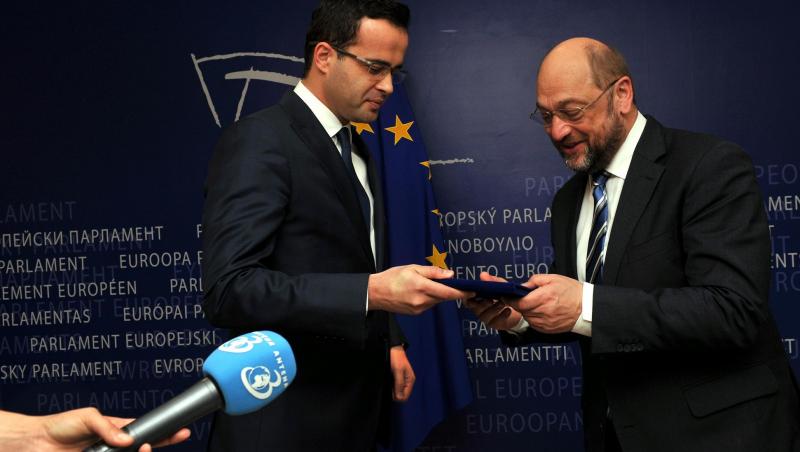 Mihai Gadea i-a facut cadou lui Martin Schulz o stea de pe drapelul UE realizat de Antena 3