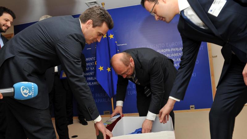 Mihai Gadea i-a facut cadou lui Martin Schulz o stea de pe drapelul UE realizat de Antena 3