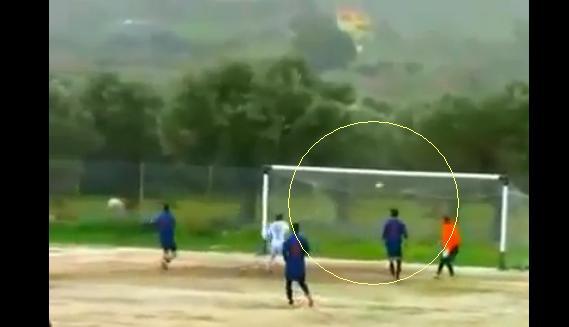 VIDEO: Cea mai tare ratare vazuta vreodata! Asta se intampla cand mingea nu vrea sa intra in poarta