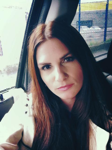 Ellie White, agresata de un taximetrist! A injurat-o si a dat-o jos din masina!