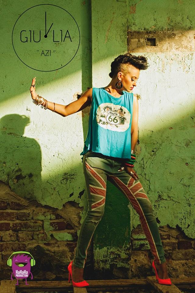 Giulia si-a speriat fetita cu noua tunsoare excentrica: e rasa in cap si cu creasta