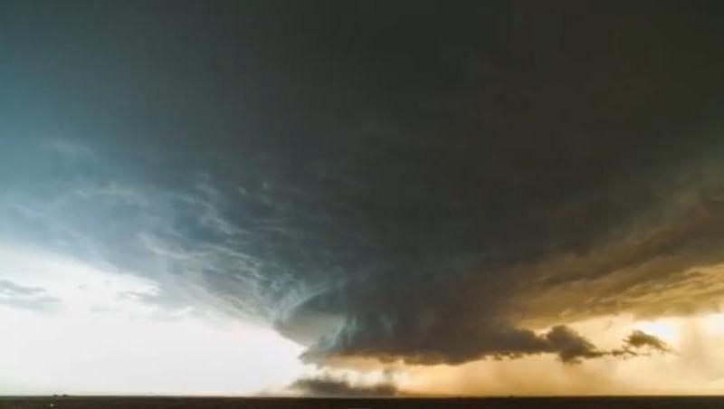 IMPRESIONANT! Un fotograf a surprins momentul formarii unei furtuni supercelulare!