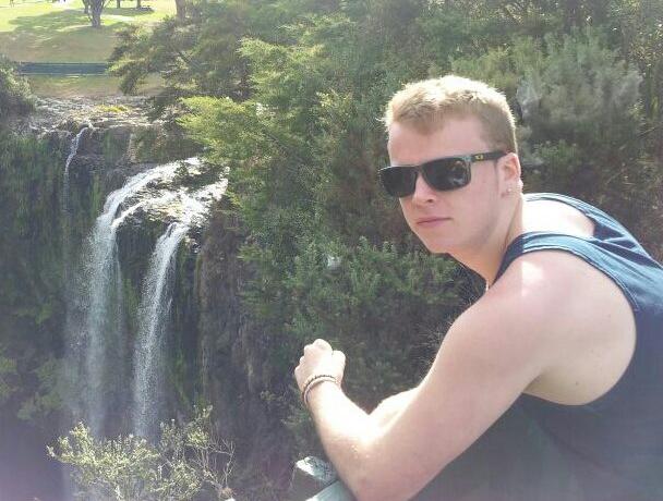 Un tanar a supravietuit unei caderi de la etajul 15. Ce voia sa faca