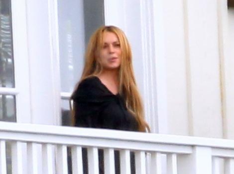 Lindsay Lohan, surprinsa cu tigara in gura la clinica de dezintoxicare