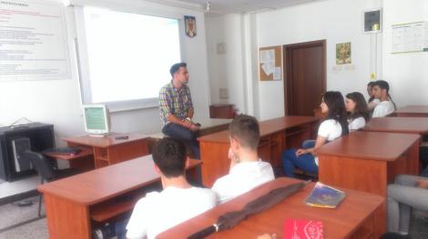 Cornel Ilie (Vunk) a bulversat programul unui liceu din Bucuresti