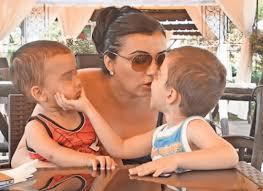 Silviu Prigoana modeleaza plastilina si coloreaza alaturi de copiii lui