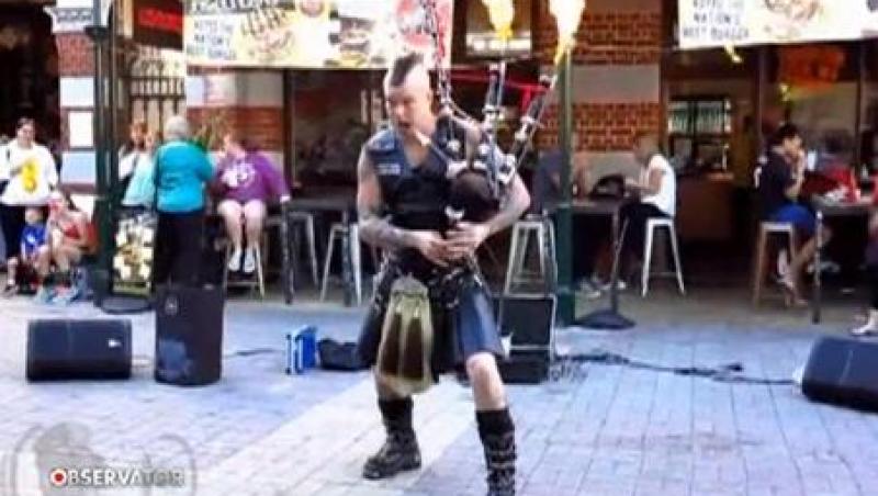 Un scotian face show: canta melodii rock la cimpoi!