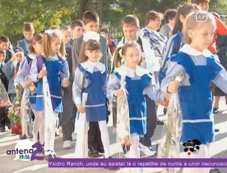 Amintirile vedetelor din vremea uniformelor scolare: cravata de pionier, numar matricol, sort albastru sau fundite albe!