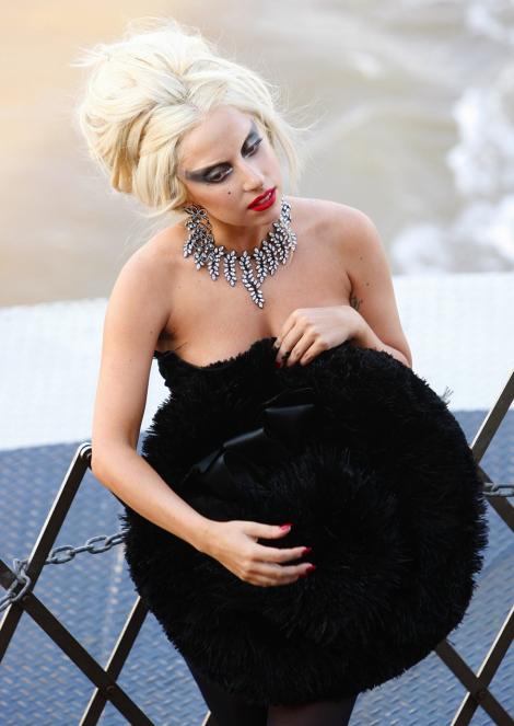 FOTO! Rochie cu 3.400 de perle creata de o romanca pentru Lady Gaga