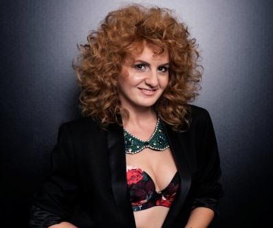 Sexy politista lui Cheloo le da intalnire aradenilor la preselectiile X Factor! Natalia Selegean a ajuns la Hotel Parc!