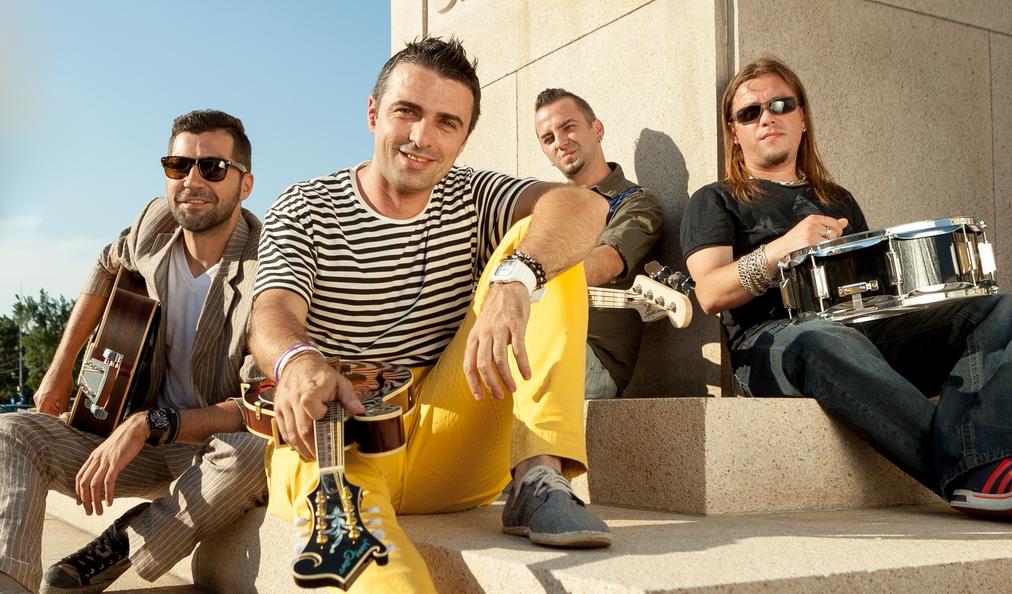 Baietii de la Vunk, personaje principale in albumele de fotografii ale turistilor asiatici care descopereau Calea Victoriei