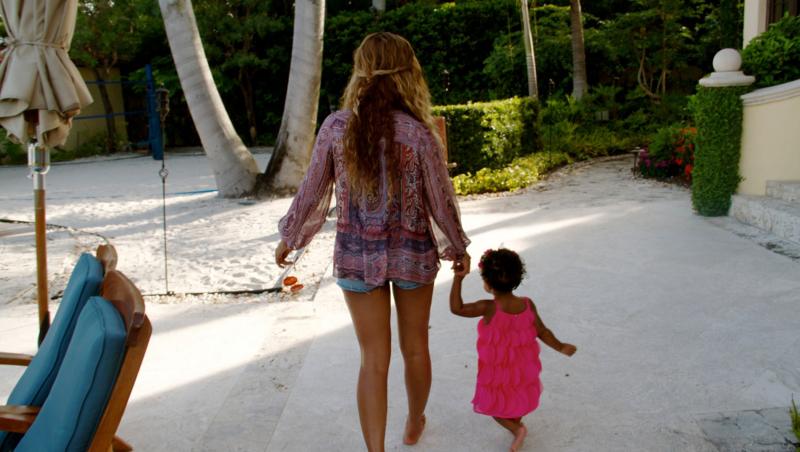 GALERIE FOTO! Beyonce e o mamica SEXY! Imagini inedite cu fiica sa, din ultima vacanta