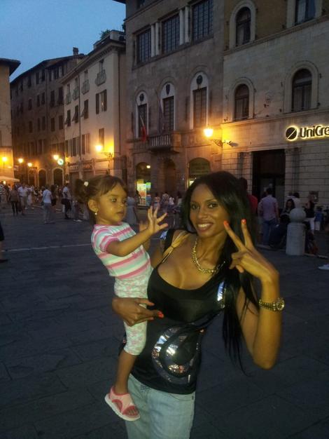 Laurette a plecat cu fiica in Italia, pentru a uita de despartirea de sot