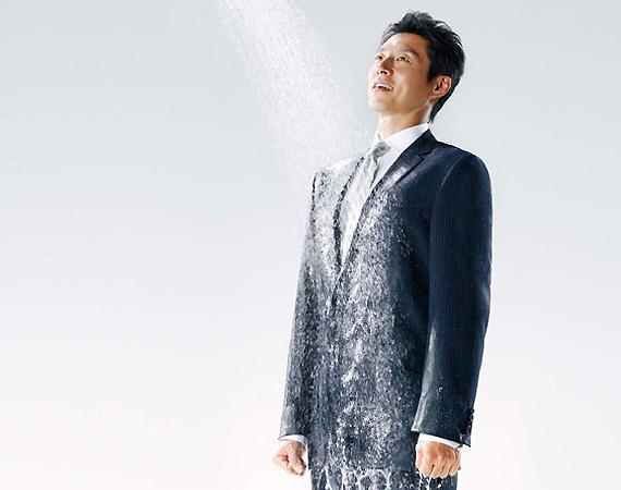 Uitati de masina de spalat! Un japonez a inventat costumul care se spala sub dus (VIDEO)