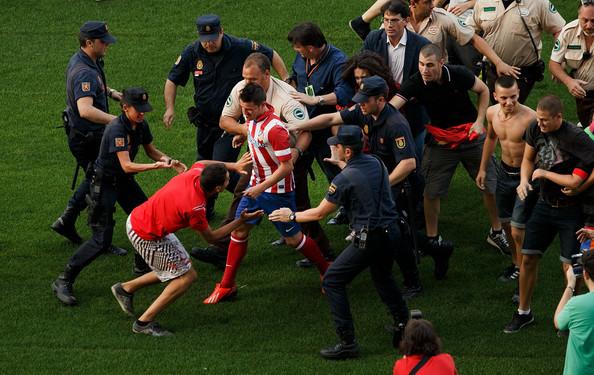 VIDEO: Isterie la Madrid! Fanii lui Atletico au intrat pe teren la prezentarea lui David Villa