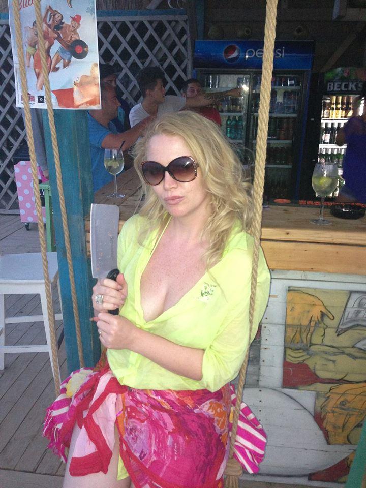 FOTO! Oana Lis isi ameninta barfitorii