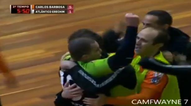 VIDEO: Cine s-ar fi asteptat?! Un portar de FUTSAL a inscris dupa un contraatac nebun