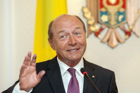 Basescu, la Chisinau, raspunde unei tinere care l-a intrebat despre unire: "Cereti-o si o vom face"