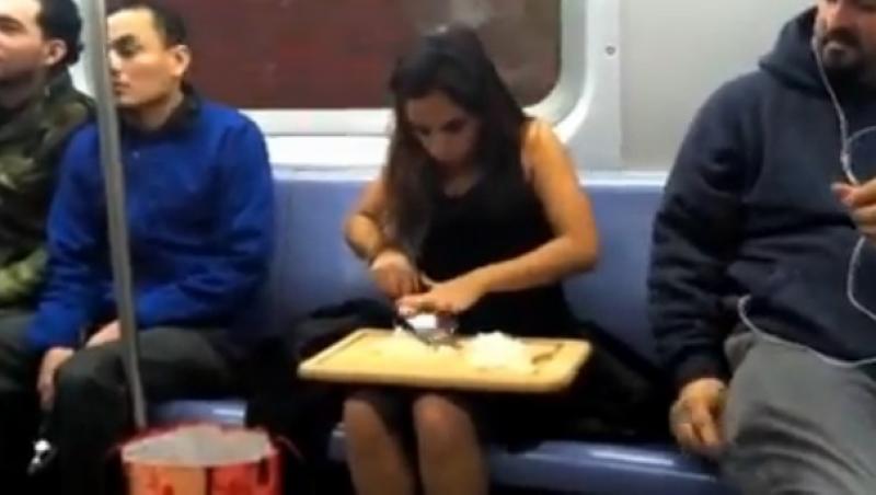 VIDEO! Spectacol cu lacrimi in metrou. O femeie a taiat ceapa in mijlocul vagonului