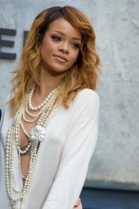 Rihanna a renuntat la blond! Fanii n-au fost incantati de noul look (FOTO)