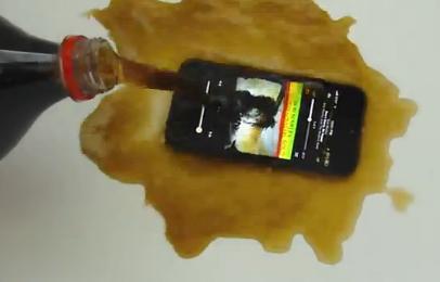 Experiment! NU incercati asta acasa! Ce se intampla daca torni Cola peste un iPhone